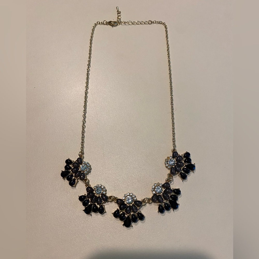 Pretty necklace with stones in 3 colors